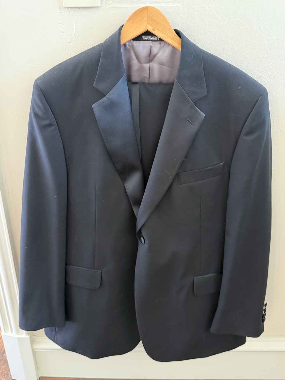 Classic Black Single-Button Satin-Lapel Tuxedo Jacket